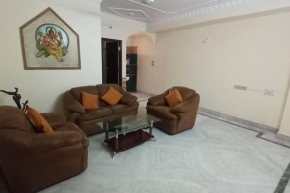 LOVELY 2 BEDROOM CONDO ON VIP ROAD, NEAR AIRPORT, wifi, netflix and other subscriptions